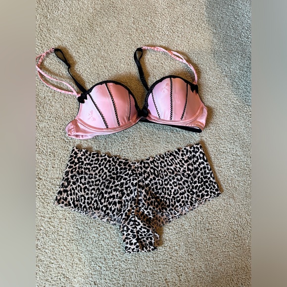 Victoria’s Secret Set- 2 push up bras with matching leopard lace panties. - Picture 3 of 6